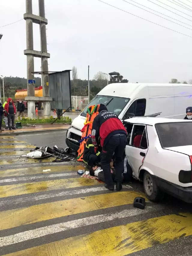 Kocaeli'de panelvan minibüs ile otomobil çarpıştı: 1'i ağır 4 yaralı Kocaeli'de panelvan minibüs ile otomobil çarpıştı: 1'i ağır 4 yaralı