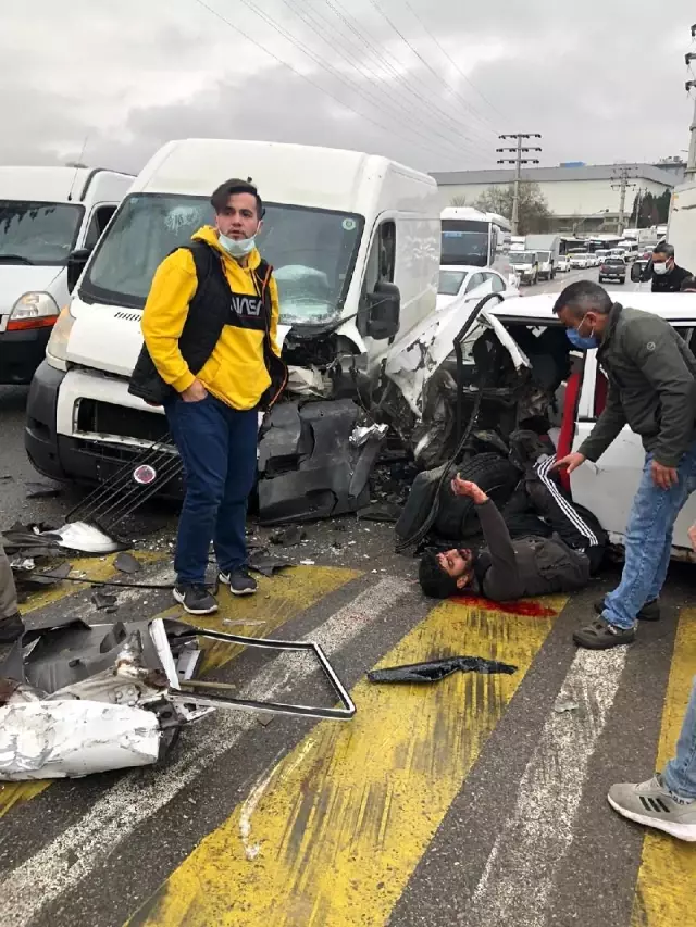 Kocaeli'de panelvan minibüs ile otomobil çarpıştı: 1'i ağır 4 yaralı Kocaeli'de panelvan minibüs ile otomobil çarpıştı: 1'i ağır 4 yaralı