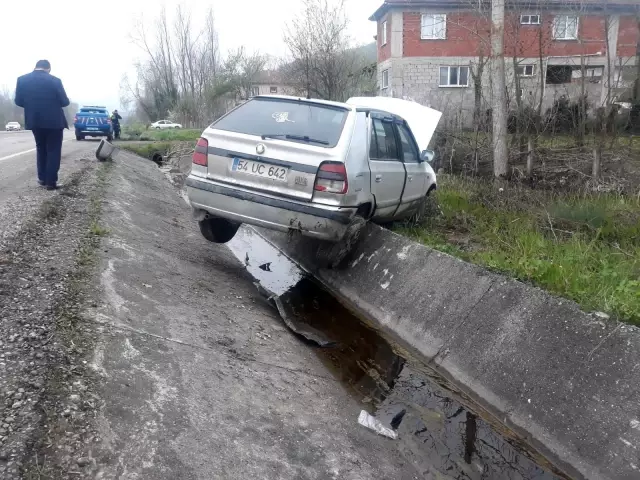 Kontrolden çıkan otomobil su kanalına girdi: 3 yaralı Kontrolden çıkan otomobil su kanalına girdi: 3 yaralı