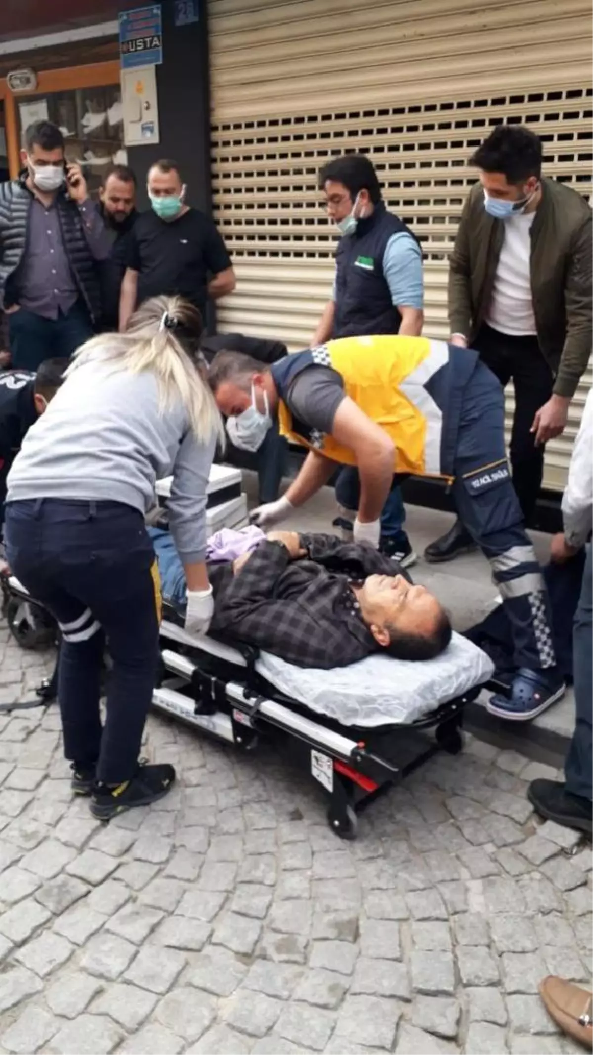 Kuyumcu, iş yeri önünde uğradığı silahlı saldırıda yaralandı