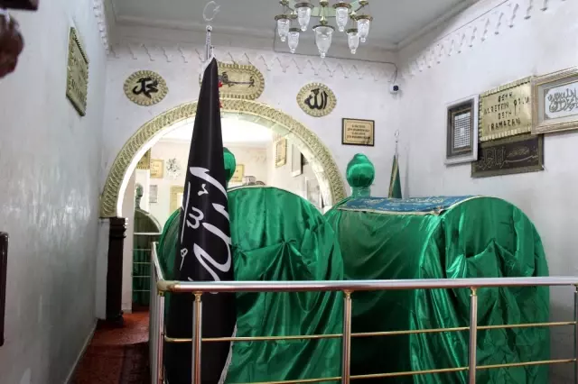 Mardin'de bulunan Şeyh Seyit Hacı Ramazan türbe ve külliyesi ziyaretçi akınına uğruyor Mardin'de bulunan Şeyh Seyit Hacı Ramazan türbe ve külliyesi ziyaretçi akınına uğruyor