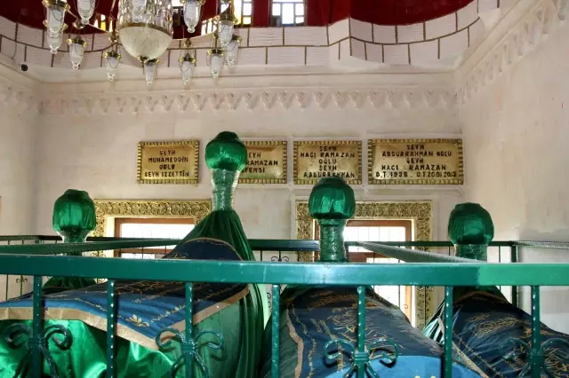 Mardin'de bulunan Şeyh Seyit Hacı Ramazan türbe ve külliyesi ziyaretçi akınına uğruyor Mardin'de bulunan Şeyh Seyit Hacı Ramazan türbe ve külliyesi ziyaretçi akınına uğruyor
