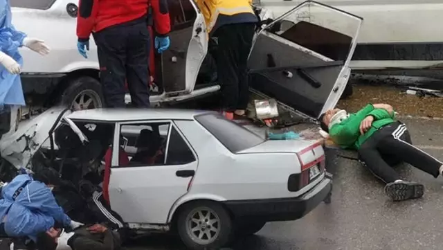 Minibüs ile otomobil kafa kafaya çarpıştı, yol ortasında can pazarı yaşandı Minibüs ile otomobil kafa kafaya çarpıştı, yol ortasında can pazarı yaşandı