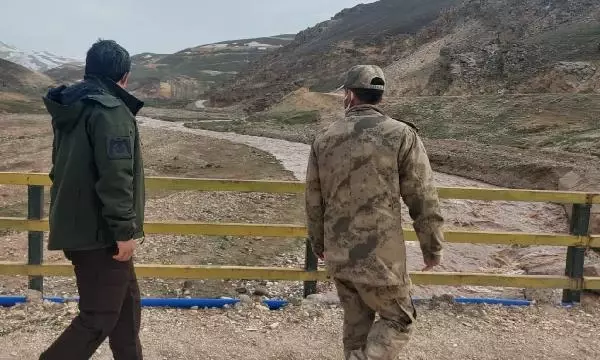 Murat Nehri'ne düşen 6 yaşındaki İpek'i arama çalışması başlatıldı Murat Nehri'ne düşen 6 yaşındaki İpek'i arama çalışması başlatıldı