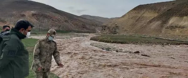 Murat Nehri'ne düşen 6 yaşındaki İpek'i arama çalışması başlatıldı Murat Nehri'ne düşen 6 yaşındaki İpek'i arama çalışması başlatıldı
