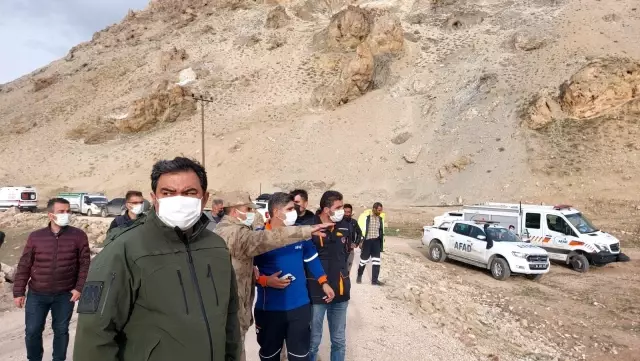 Nehre düşen 6 yaşındaki İpek'i arama çalışmaları aralıksız sürüyor Nehre düşen 6 yaşındaki İpek'i arama çalışmaları aralıksız sürüyor