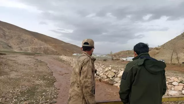 Nehre düşen 6 yaşındaki İpek'i arama çalışmaları aralıksız sürüyor Nehre düşen 6 yaşındaki İpek'i arama çalışmaları aralıksız sürüyor