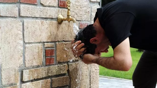 Termometre 41 dereceyi gösterdi, Adanalılar parklara akın etti Termometre 41 dereceyi gösterdi, Adanalılar parklara akın etti
