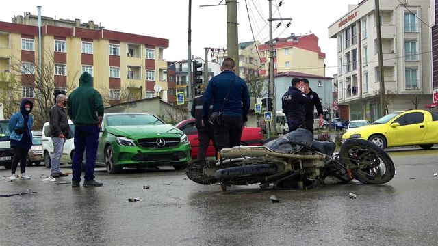 otomobil ile motosiklet kavsakta carpisti 2 y 3 14076805 o