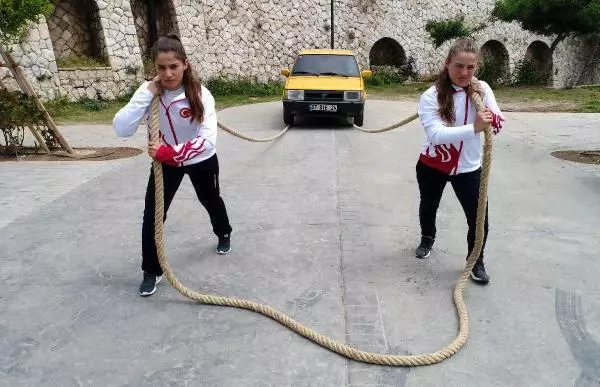Otomobil itip, yüzerek antrenman yapan Eda, Avrupa'da altın hedefliyor Otomobil itip, yüzerek antrenman yapan Eda, Avrupa'da altın hedefliyor