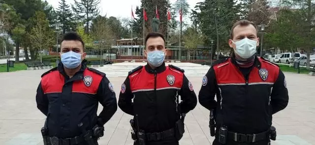 Polislerden yürekleri ısıtan hareket! Kağıt toplayıcılarına verdikleri kumanya ile takdir topladılar Polislerden yürekleri ısıtan hareket! Kağıt toplayıcılarına verdikleri kumanya ile takdir topladılar