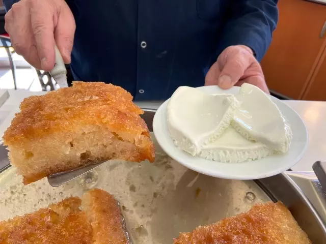 Ramazan sofralarının vazgeçilmez tatlısı: Kaymaklı ekmek kadayıfı Ramazan sofralarının vazgeçilmez tatlısı: Kaymaklı ekmek kadayıfı