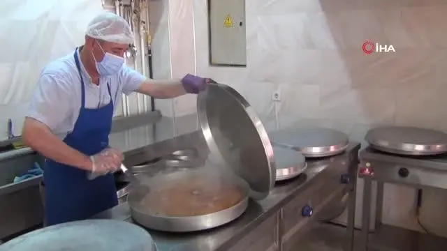 Ramazan sofralarının vazgeçilmez tatlısı, 'kaymaklı ekmek kadayıfı' Ramazan sofralarının vazgeçilmez tatlısı, 'kaymaklı ekmek kadayıfı'
