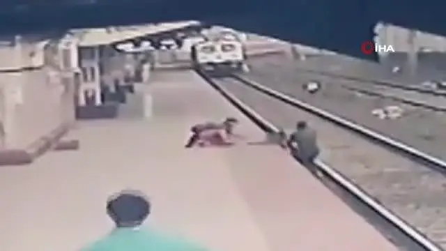 Raylara düşen çocuğu son anda kurtardı