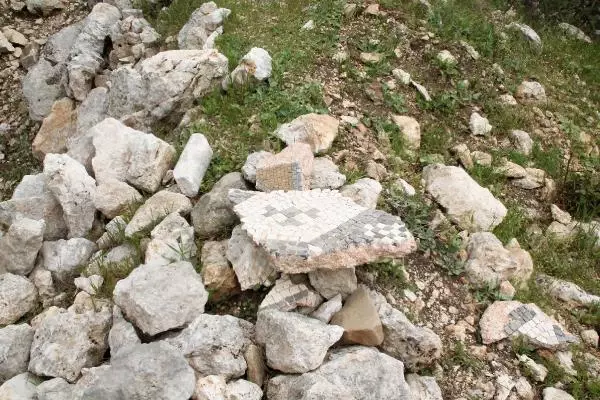 ROMA DÖNEMİNDEN KALAN TABAN MOZAİKLERİ TALAN EDİLDİ ROMA DÖNEMİNDEN KALAN TABAN MOZAİKLERİ TALAN EDİLDİ
