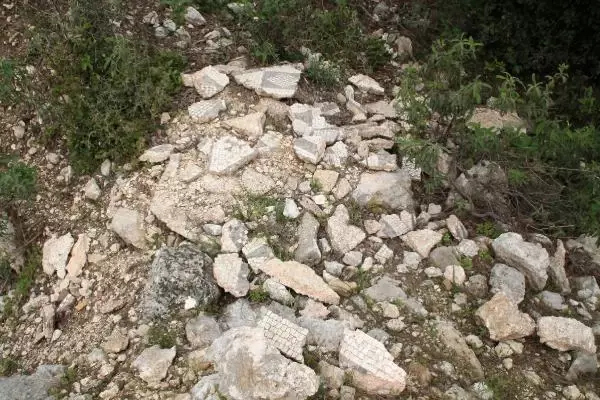 ROMA DÖNEMİNDEN KALAN TABAN MOZAİKLERİ TALAN EDİLDİ ROMA DÖNEMİNDEN KALAN TABAN MOZAİKLERİ TALAN EDİLDİ