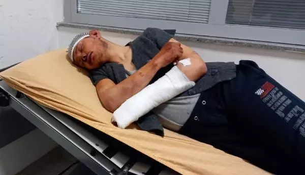 Saatlerce dayak yediği sanıkların serbest bırakılmasına tepki gösterdi Saatlerce dayak yediği sanıkların serbest bırakılmasına tepki gösterdi