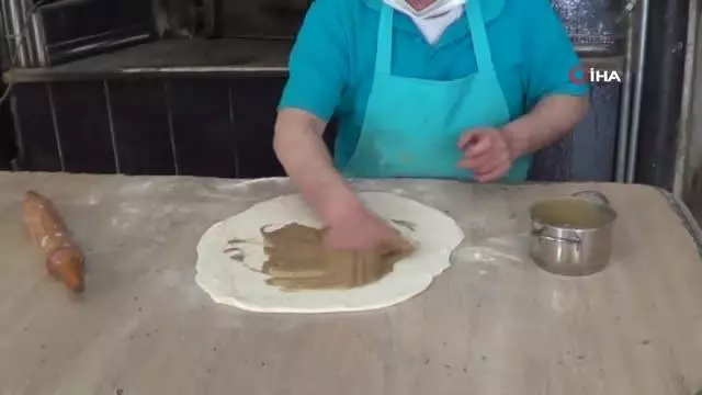 Sandıklı'da Ramazan'ın vazgeçilmezi: 'haşhaşlı tahinli pide' Sandıklı'da Ramazan'ın vazgeçilmezi: 'haşhaşlı tahinli pide'