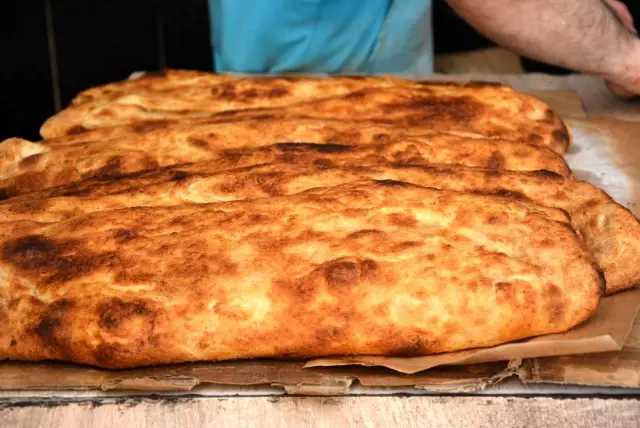 Sandıklı'da Ramazan'ın vazgeçilmezi: 'haşhaşlı tahinli pide' Sandıklı'da Ramazan'ın vazgeçilmezi: 'haşhaşlı tahinli pide'