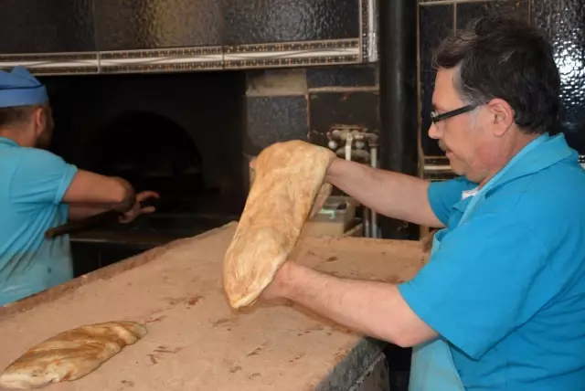 Sandıklı'da Ramazan'ın vazgeçilmezi: 'haşhaşlı tahinli pide' Sandıklı'da Ramazan'ın vazgeçilmezi: 'haşhaşlı tahinli pide'