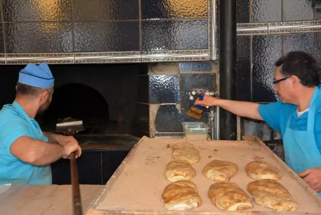 Sandıklı'da Ramazan'ın vazgeçilmezi: 'haşhaşlı tahinli pide' Sandıklı'da Ramazan'ın vazgeçilmezi: 'haşhaşlı tahinli pide'
