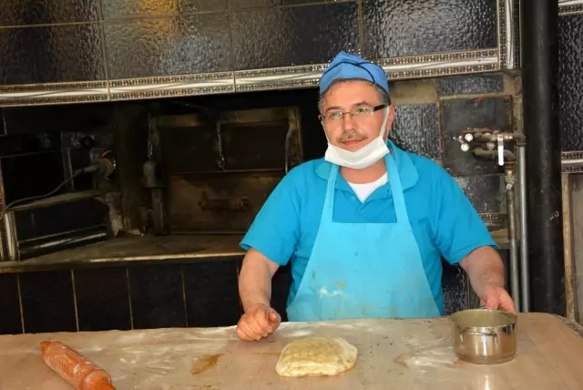 Sandıklı'da Ramazan'ın vazgeçilmezi: 'haşhaşlı tahinli pide' Sandıklı'da Ramazan'ın vazgeçilmezi: 'haşhaşlı tahinli pide'