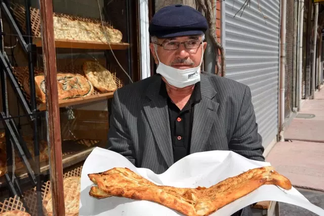 Sandıklı'da Ramazan'ın vazgeçilmezi: 'haşhaşlı tahinli pide' Sandıklı'da Ramazan'ın vazgeçilmezi: 'haşhaşlı tahinli pide'
