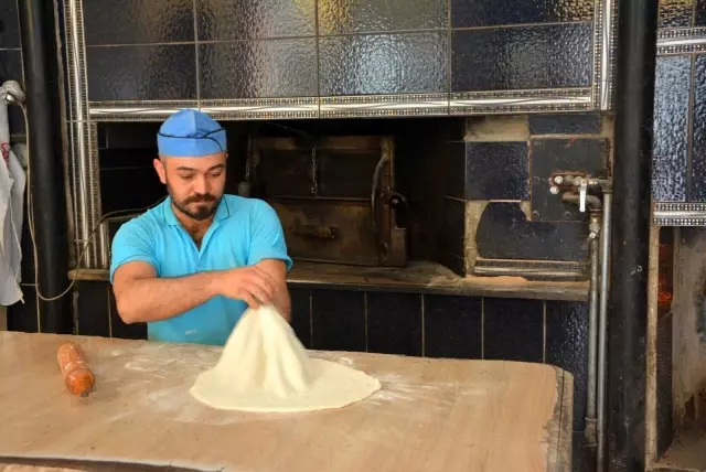 Sandıklı'da Ramazan'ın vazgeçilmezi: 'haşhaşlı tahinli pide' Sandıklı'da Ramazan'ın vazgeçilmezi: 'haşhaşlı tahinli pide'