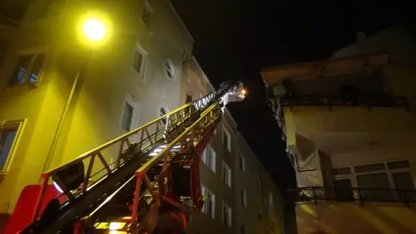 Son dakika haber: İSTANBUL-SİLİVRİ'DE SOKAĞA ÇIKMA KISITLAMASINA ALDIRMADILAR, ÇATIDAKİ YANGINI İZLEDİLER Son dakika haber: İSTANBUL-SİLİVRİ'DE SOKAĞA ÇIKMA KISITLAMASINA ALDIRMADILAR, ÇATIDAKİ YANGINI İZLEDİLER