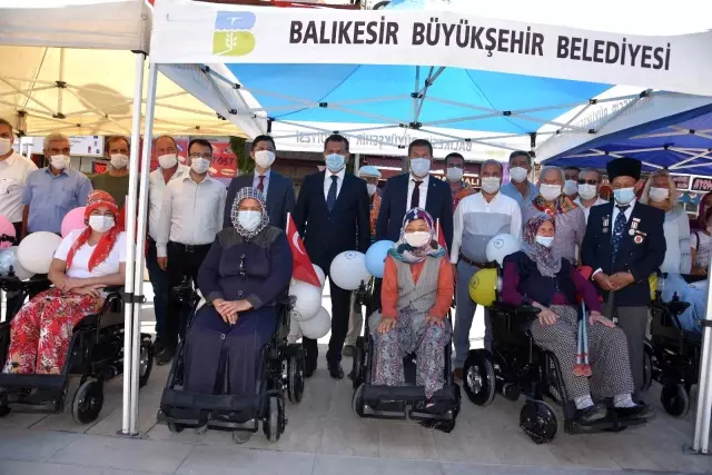 Sındırgı'da engelli vatandaşların yüzü akülü araçlarla gülüyor