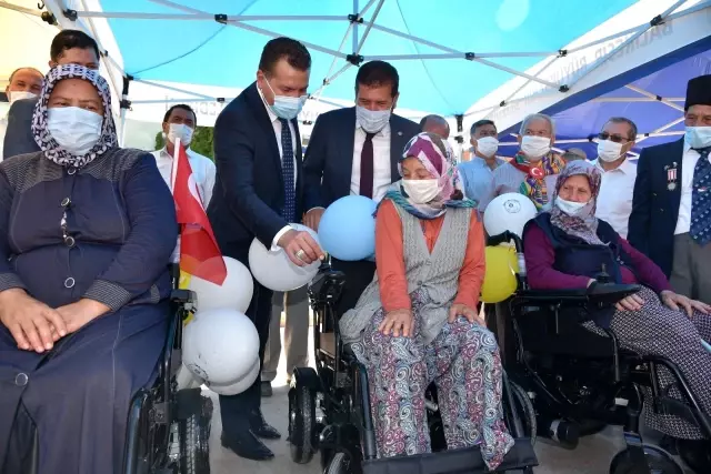 Sındırgı'da engelli vatandaşların yüzü akülü araçlarla gülüyor