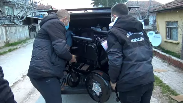 Sındırgı'da engelli vatandaşların yüzü akülü araçlarla gülüyor