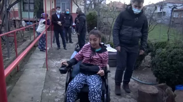 Sındırgı'da engelli vatandaşların yüzü akülü araçlarla gülüyor