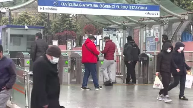 Sokağa çıkma kısıtlaması öncesi trafikte yoğunluk oluştu Sokağa çıkma kısıtlaması öncesi trafikte yoğunluk oluştu