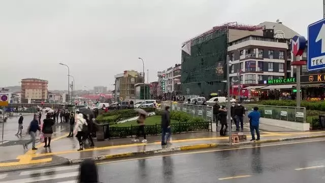 Sokağa çıkma kısıtlaması öncesi trafikte yoğunluk oluştu (2) Sokağa çıkma kısıtlaması öncesi trafikte yoğunluk oluştu (2)