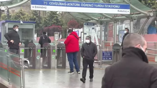 Sokağa çıkma kısıtlaması öncesi trafikte yoğunluk oluştu Sokağa çıkma kısıtlaması öncesi trafikte yoğunluk oluştu