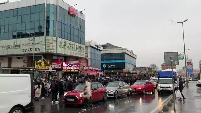 Sokağa çıkma kısıtlaması öncesi trafikte yoğunluk oluştu (2) Sokağa çıkma kısıtlaması öncesi trafikte yoğunluk oluştu (2)