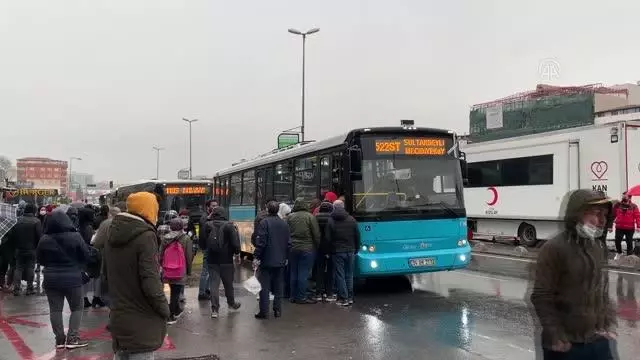 Sokağa çıkma kısıtlaması öncesi trafikte yoğunluk oluştu (2) Sokağa çıkma kısıtlaması öncesi trafikte yoğunluk oluştu (2)