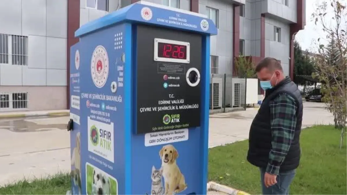 Sokaklara yerleştirilen otomatlardan plastik ve cam atık karşılığında hayvanlara mama alınabilecek