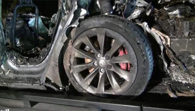 Sürücüsüz Tesla ağaca çarpıp küle döndü! 2 kişi feci şekilde can verdi Sürücüsüz Tesla ağaca çarpıp küle döndü! 2 kişi feci şekilde can verdi