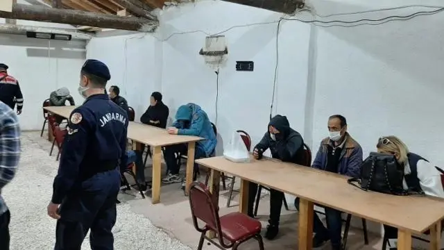 Tavuk çiftliğine kumar baskını: 28 kişiye binlerce lira ceza kesildi Tavuk çiftliğine kumar baskını: 28 kişiye binlerce lira ceza kesildi