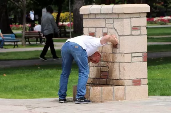 Nisan ayı olmasına rağmen termometrelerin 41 dereceyi gösterdiği Adana'da korona önlemleri unutuldu Nisan ayı olmasına rağmen termometrelerin 41 dereceyi gösterdiği Adana'da korona önlemleri unutuldu
