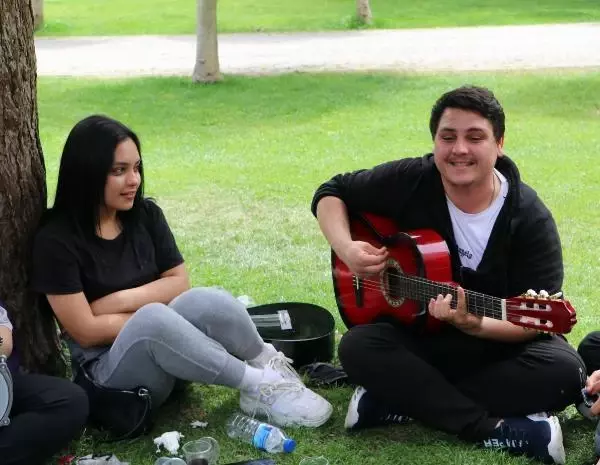 Nisan ayı olmasına rağmen termometrelerin 41 dereceyi gösterdiği Adana'da korona önlemleri unutuldu Nisan ayı olmasına rağmen termometrelerin 41 dereceyi gösterdiği Adana'da korona önlemleri unutuldu