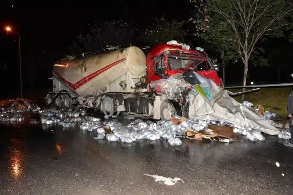 Tırın beton mikserine çarpması sonucu hasar meydana geldi Tırın beton mikserine çarpması sonucu hasar meydana geldi