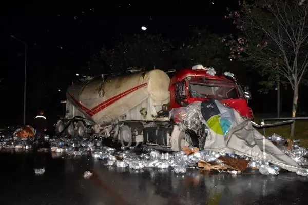 Tırın beton mikserine çarpması sonucu hasar meydana geldi Tırın beton mikserine çarpması sonucu hasar meydana geldi