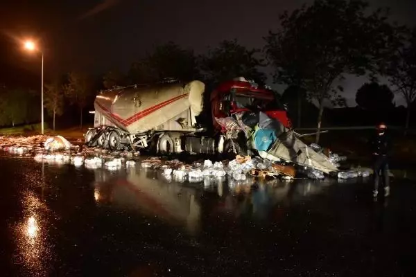 Tırın beton mikserine çarpması sonucu hasar meydana geldi Tırın beton mikserine çarpması sonucu hasar meydana geldi