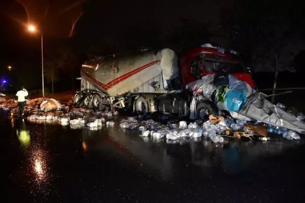 Tırın beton mikserine çarpması sonucu hasar meydana geldi Tırın beton mikserine çarpması sonucu hasar meydana geldi