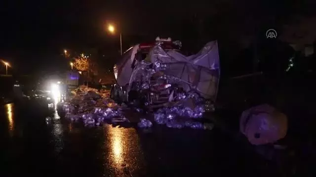 Tırın beton mikserine çarpması sonucu hasar meydana geldi Tırın beton mikserine çarpması sonucu hasar meydana geldi