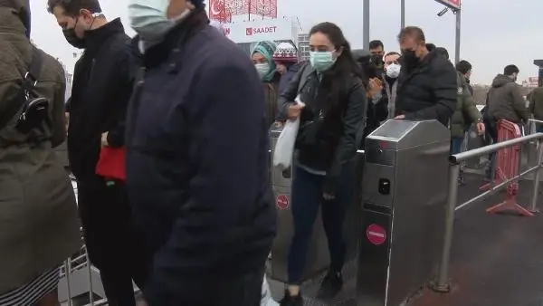 TOPLU TAŞIMADA YOĞUNLUK İSYANI YANIMDAKİYLE ARAMDA 20 SANTİMETRE MESAFE VAR TOPLU TAŞIMADA YOĞUNLUK İSYANI YANIMDAKİYLE ARAMDA 20 SANTİMETRE MESAFE VAR