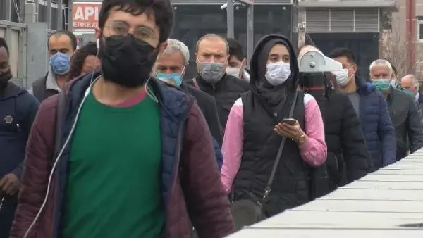 TOPLU TAŞIMADA YOĞUNLUK İSYANI YANIMDAKİYLE ARAMDA 20 SANTİMETRE MESAFE VAR TOPLU TAŞIMADA YOĞUNLUK İSYANI YANIMDAKİYLE ARAMDA 20 SANTİMETRE MESAFE VAR